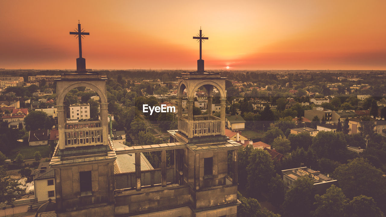 AERIAL VIEW OF BUILDINGS IN CITY