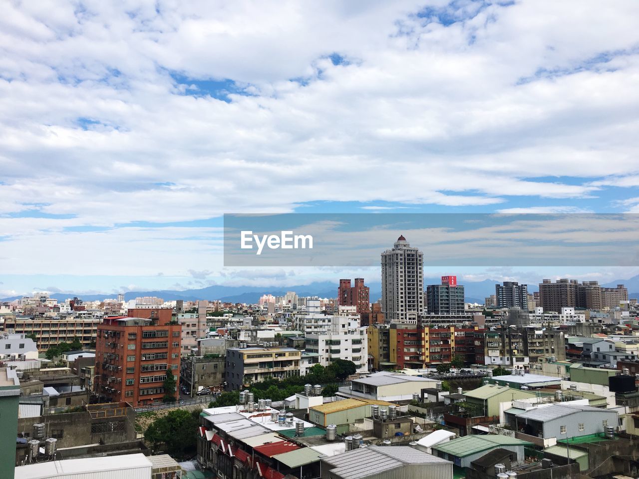 HIGH ANGLE VIEW OF BUILDINGS AGAINST SKY IN CITY