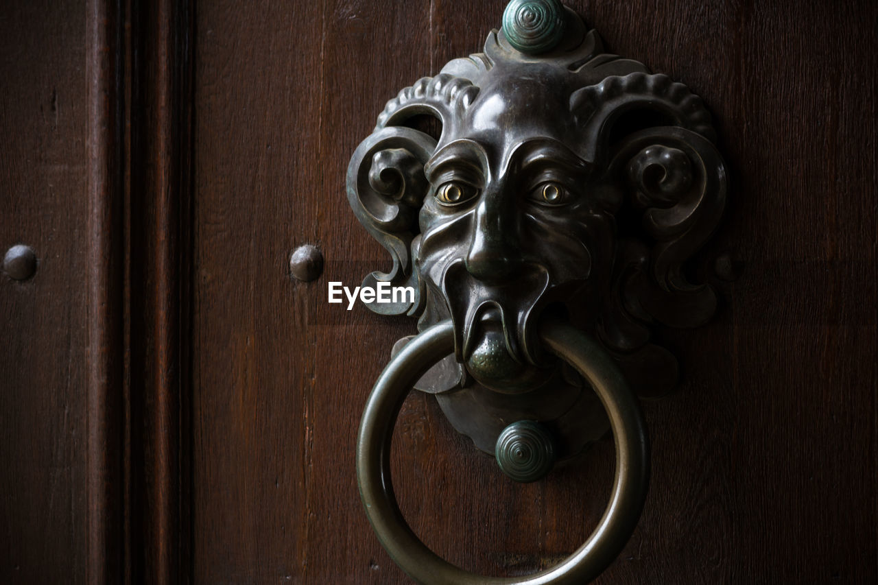 CLOSE-UP OF ORNATE PATTERN ON WOOD