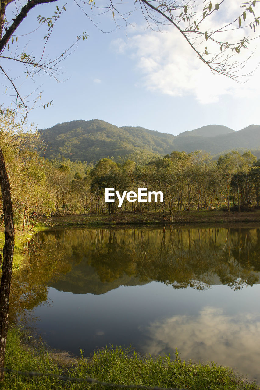 SCENIC VIEW OF LAKE AGAINST MOUNTAINS