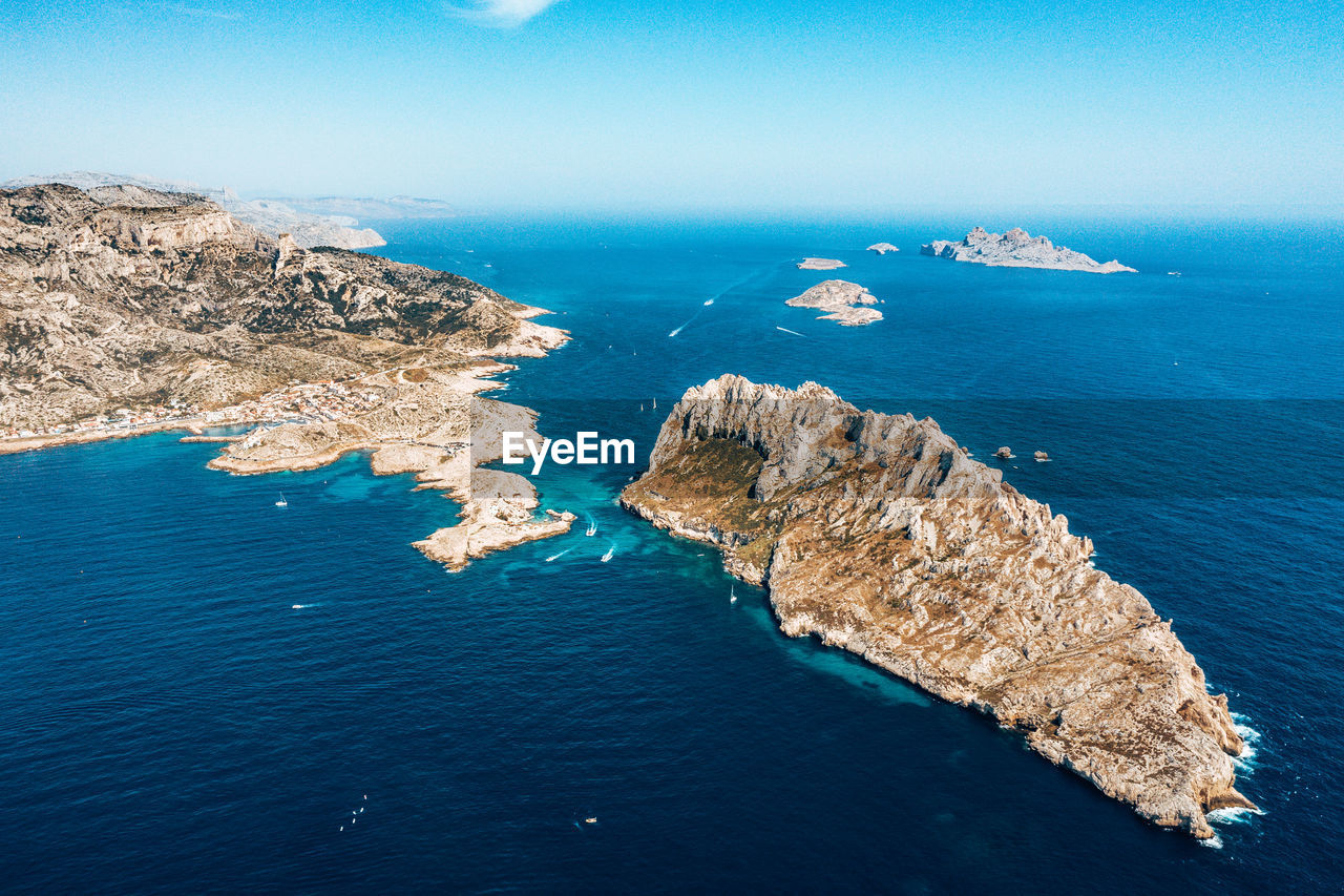 HIGH ANGLE VIEW OF ROCKS IN SEA