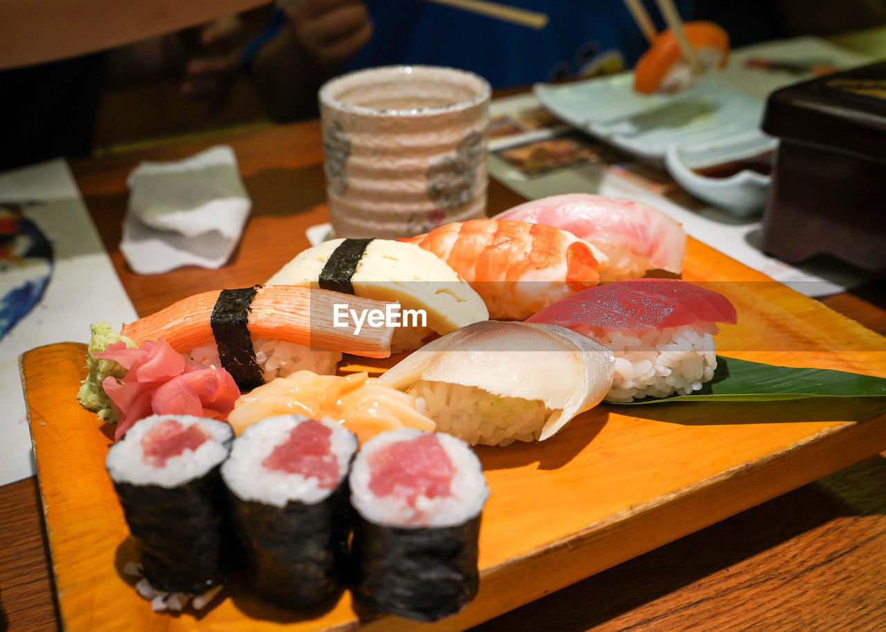 CLOSE-UP OF SUSHI IN PLATE