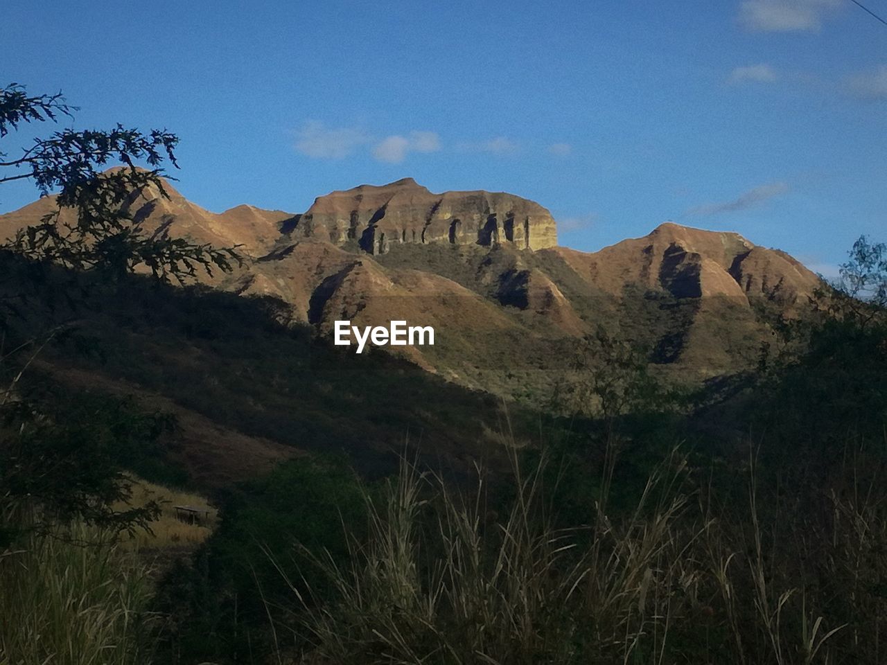 LOW ANGLE VIEW OF MOUNTAINS AGAINST SKY