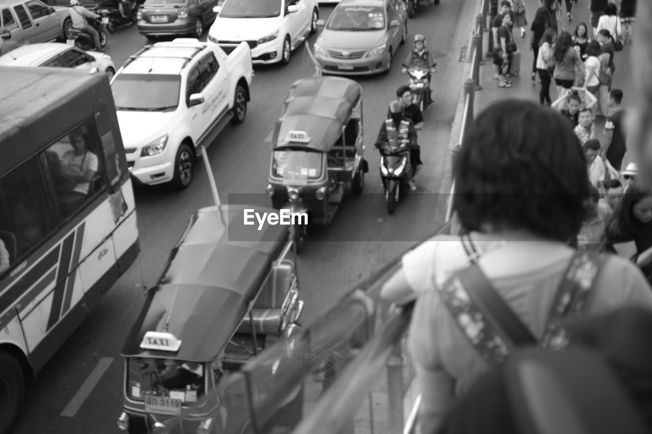 HIGH ANGLE VIEW OF VEHICLES ON ROAD