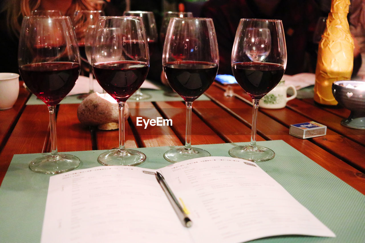 CLOSE-UP OF WINE GLASS ON TABLE