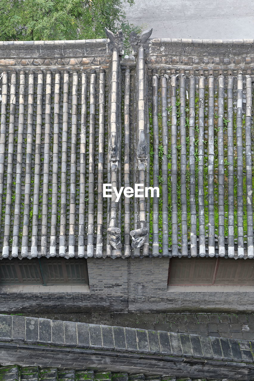 HIGH ANGLE VIEW OF WOODEN FENCE