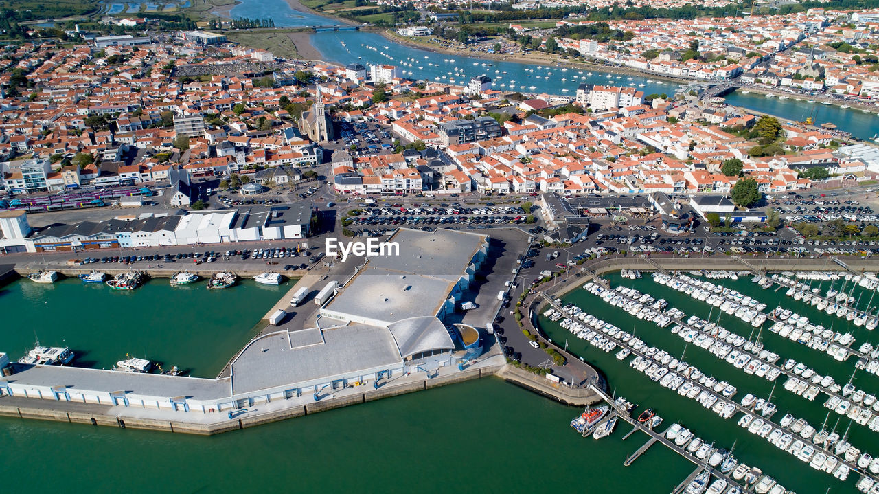 HIGH ANGLE VIEW OF BUILDINGS AND CITY SEEN THROUGH HARBOR