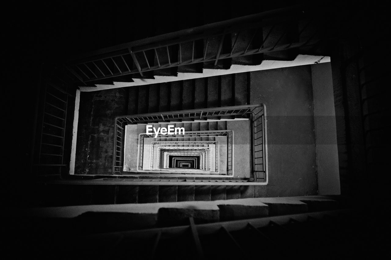 HIGH ANGLE VIEW OF STAIRS IN BUILDING