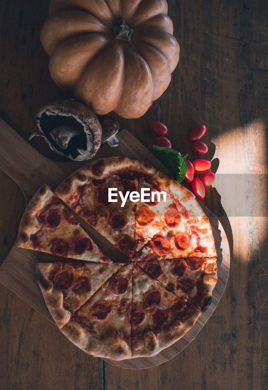 HIGH ANGLE VIEW OF PIZZA IN PLATE ON TABLE