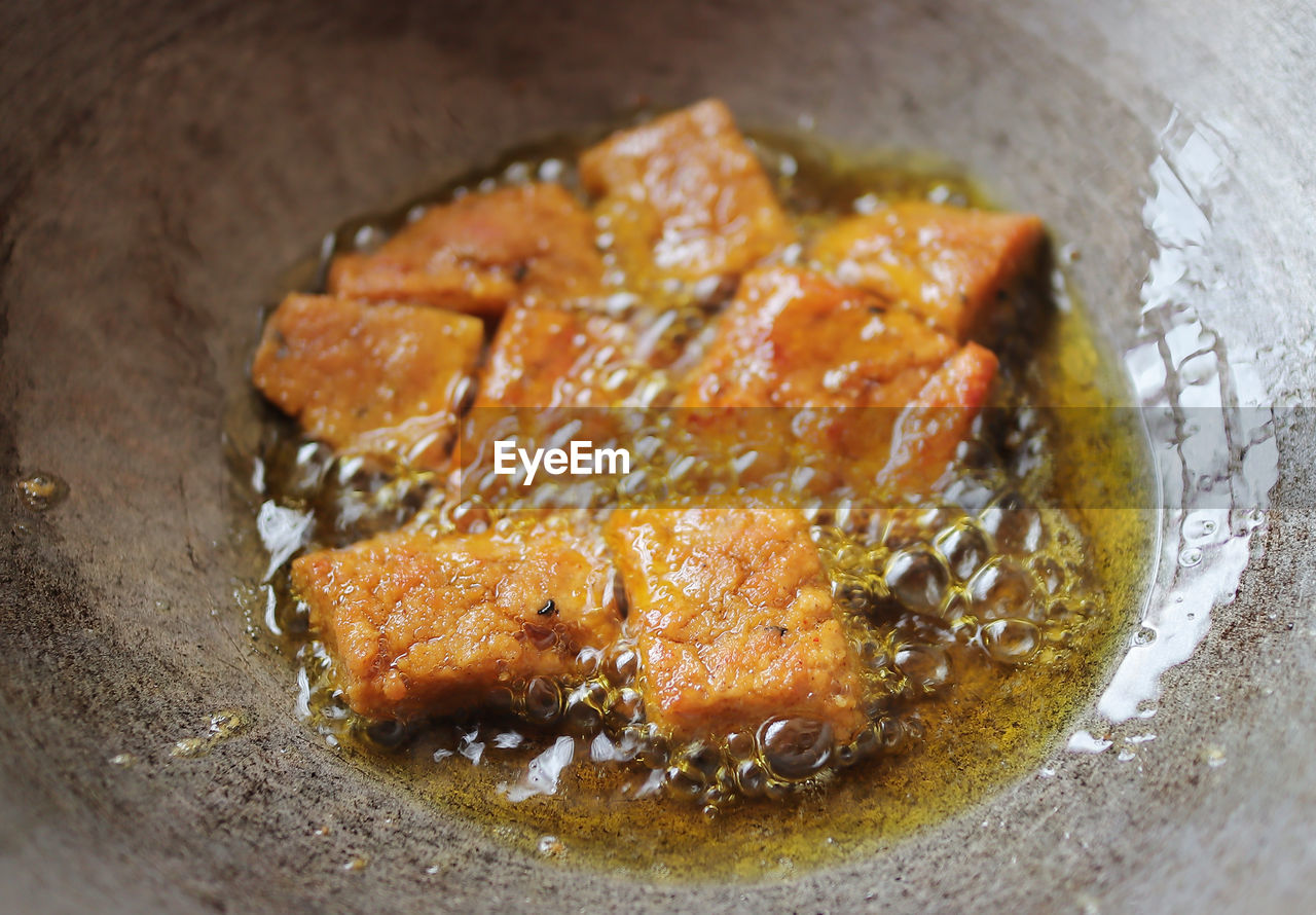 HIGH ANGLE VIEW OF MEAT IN CONTAINER