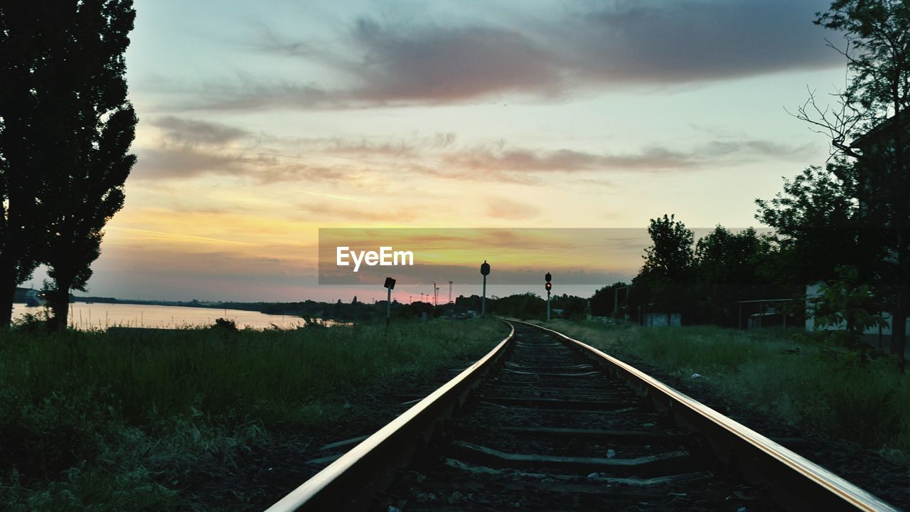 VIEW OF RAILROAD TRACKS AGAINST SKY