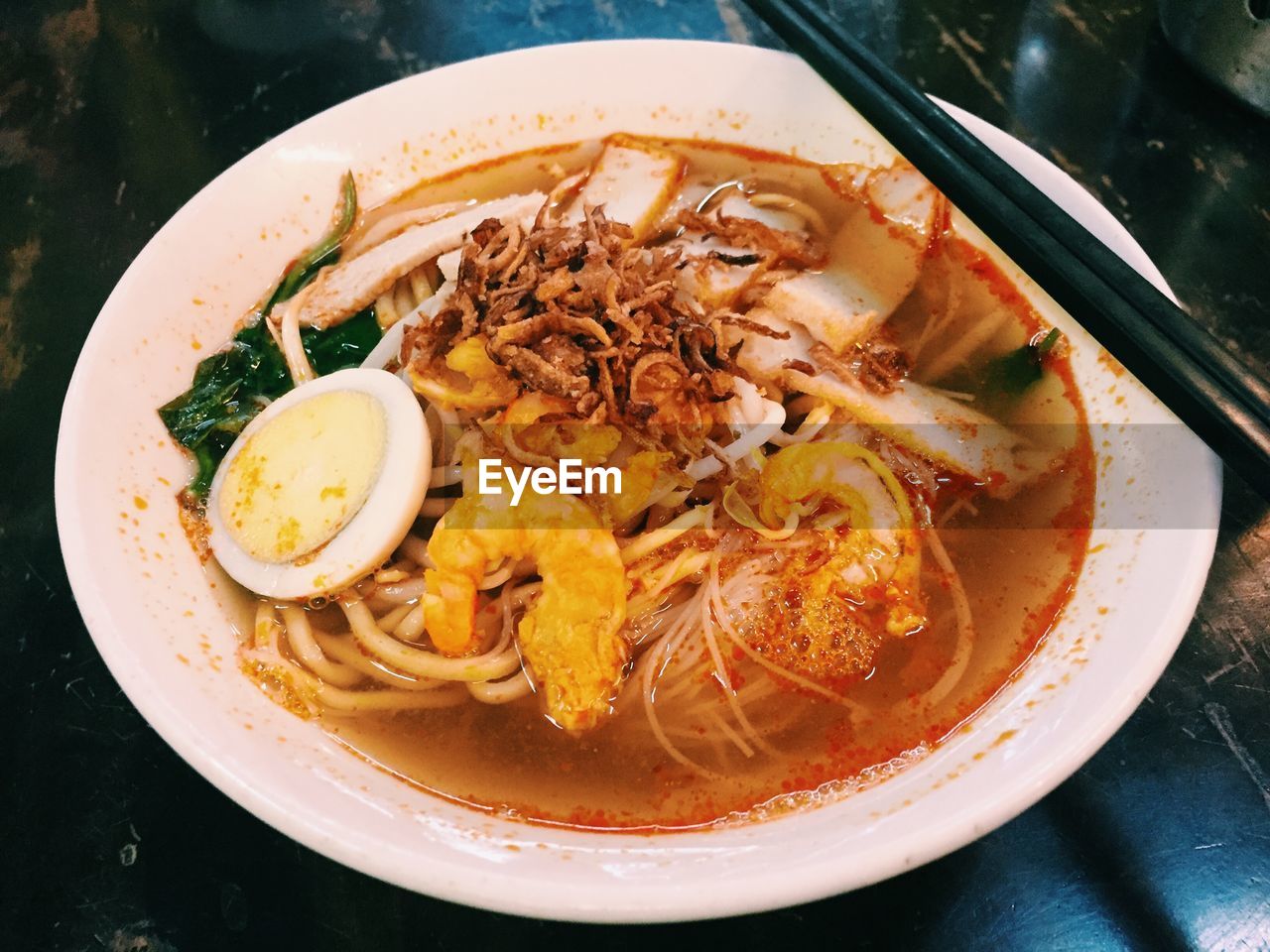 CLOSE-UP OF NOODLES SERVED WITH MEAT AND PLATE