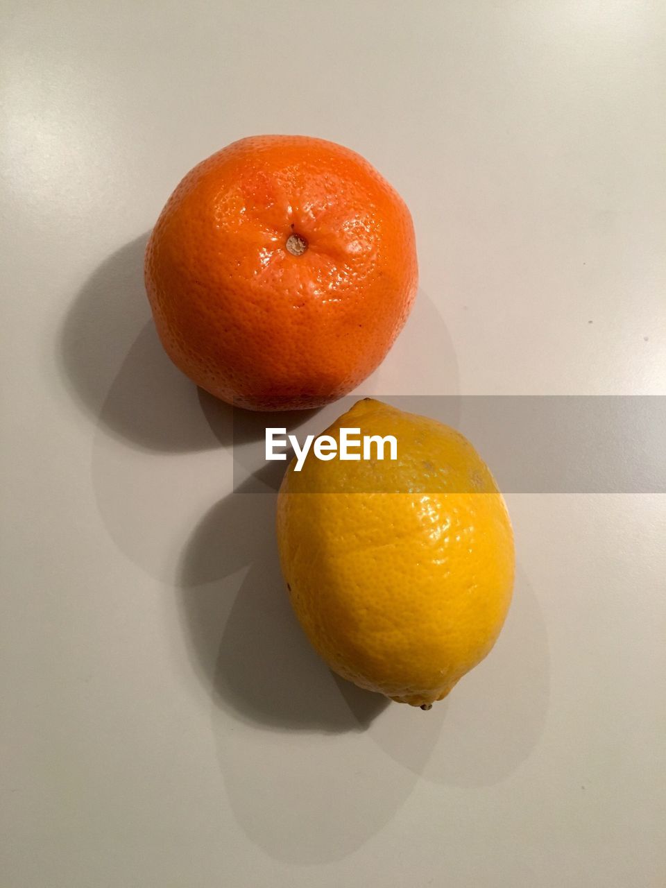 CLOSE-UP OF ORANGE SLICES