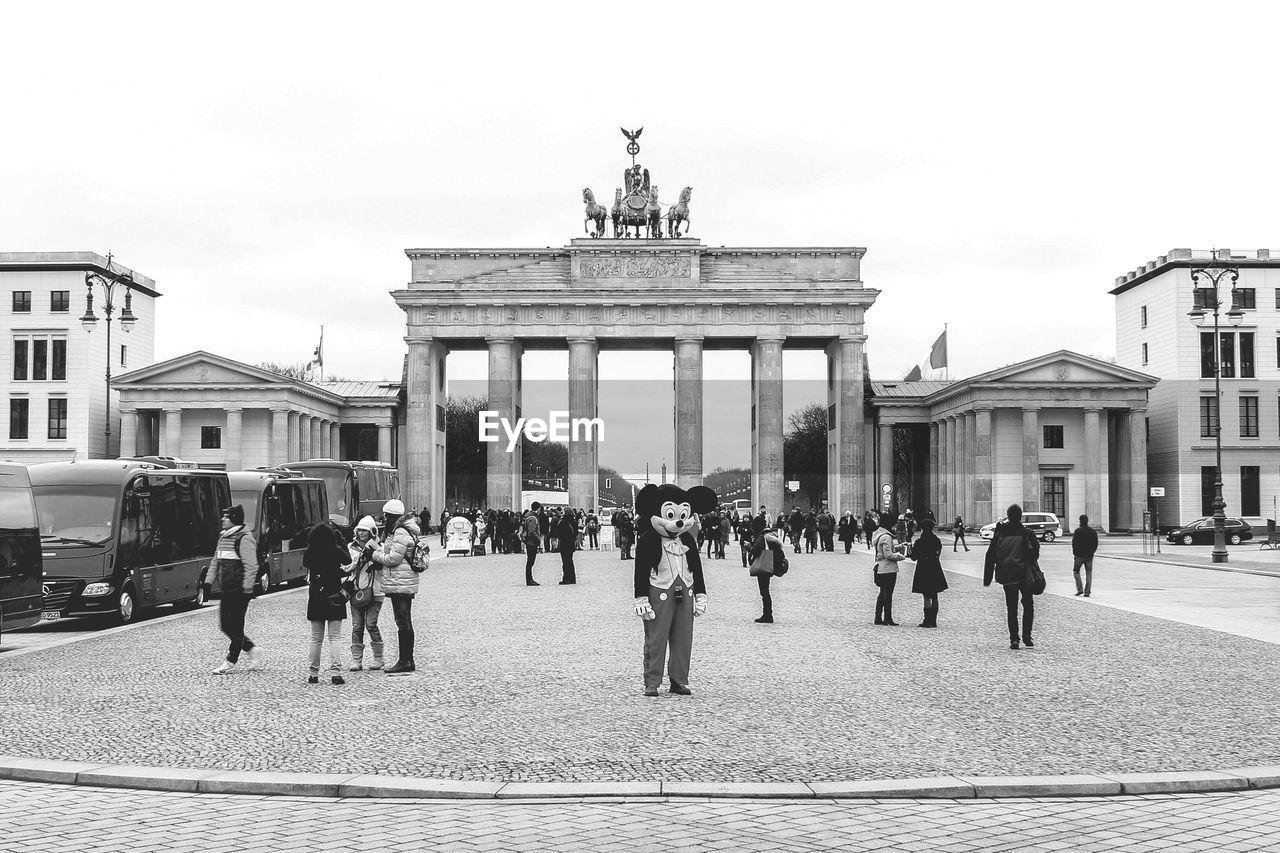 PEOPLE IN FRONT OF HISTORICAL BUILDING