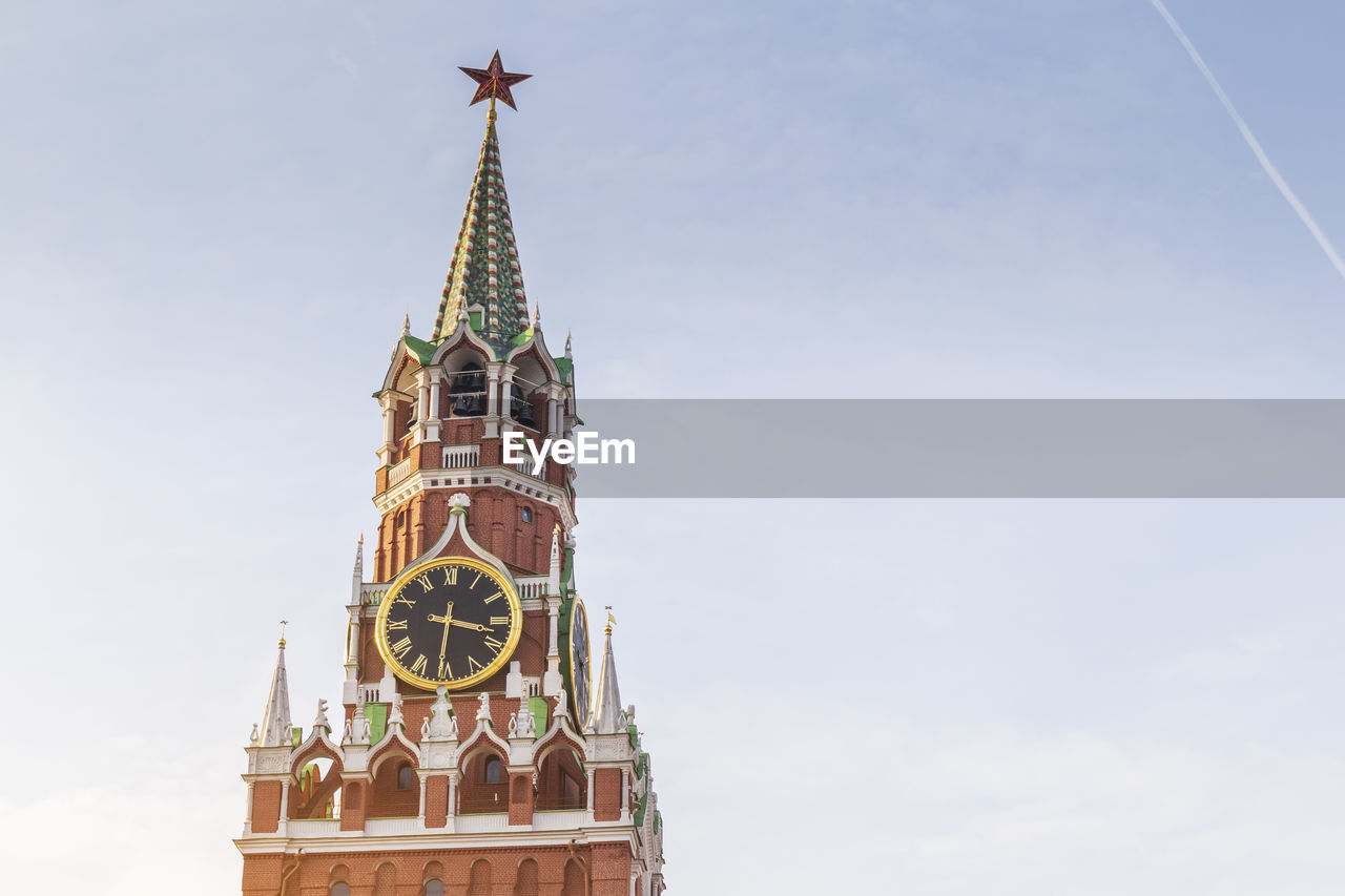 Spasskaya tower of the kremlin moscow big clock and bell ringing