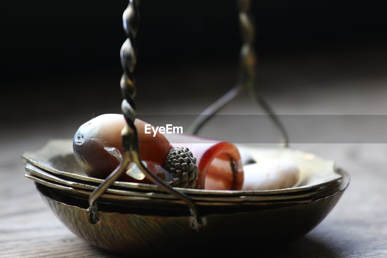 CLOSE-UP OF FRUITS IN BOWL