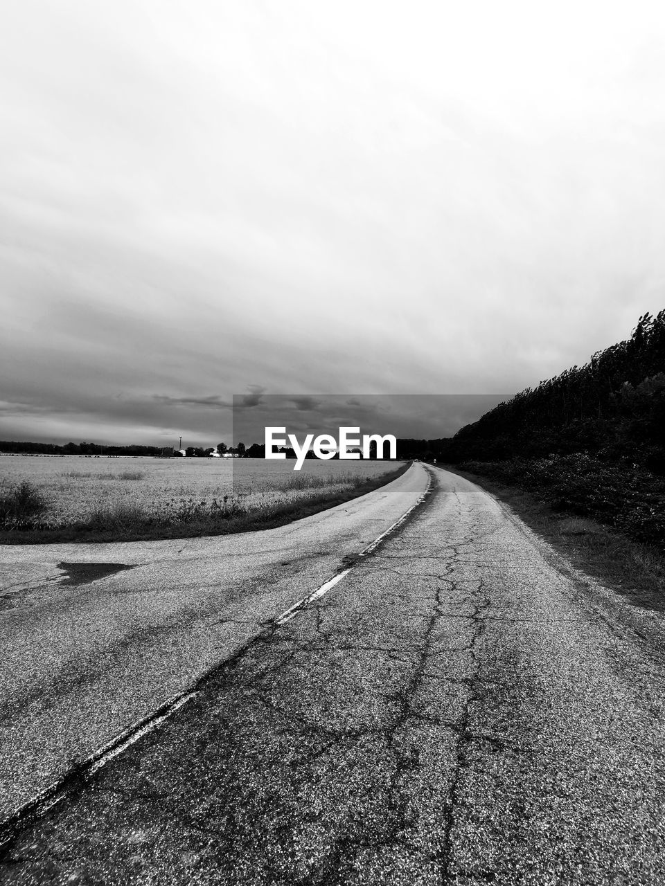 EMPTY ROAD ALONG COUNTRYSIDE LANDSCAPE