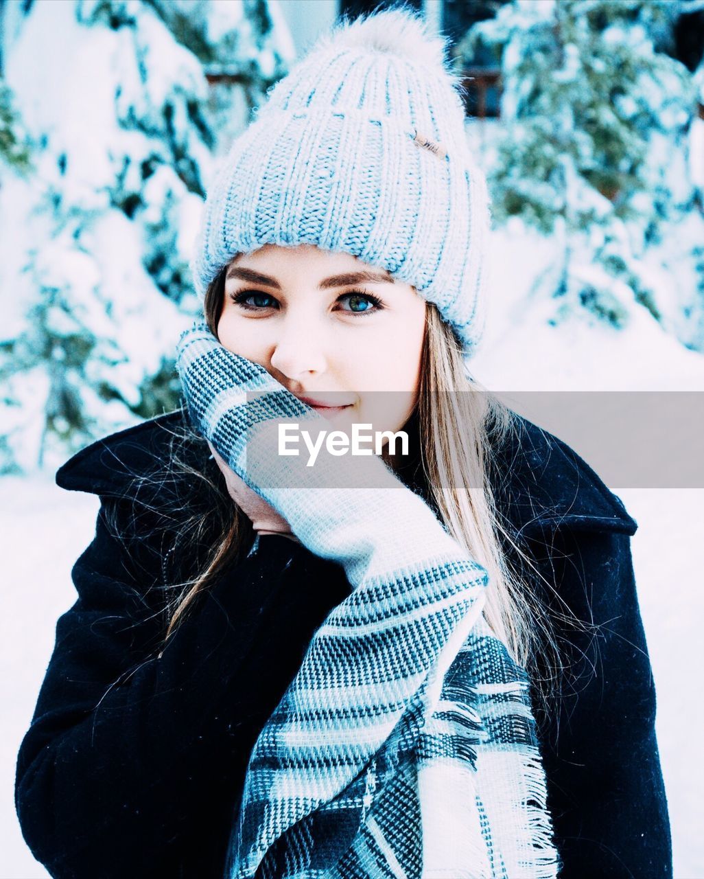 PORTRAIT OF YOUNG WOMAN IN WINTER