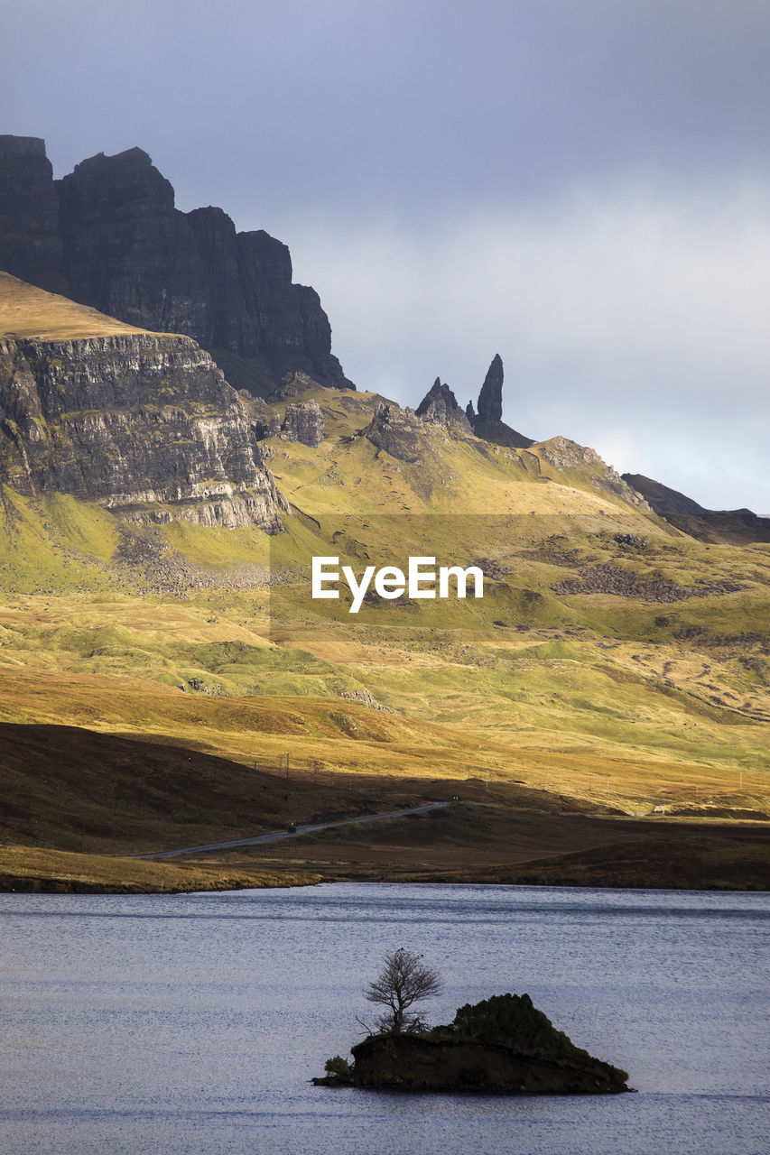 SCENIC VIEW OF SEA AND MOUNTAINS AGAINST SKY