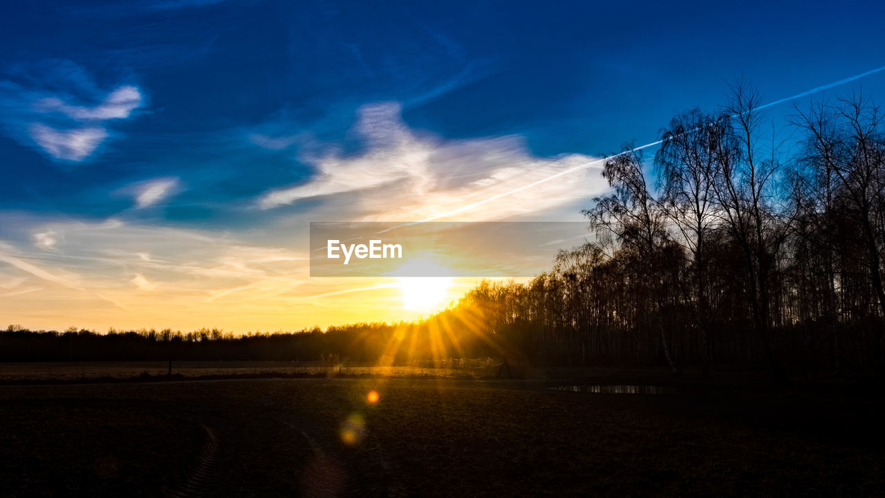 SCENIC VIEW OF FIELD AGAINST SKY DURING SUNSET