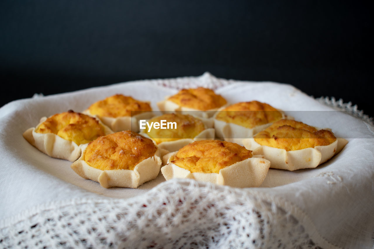 HIGH ANGLE VIEW OF BREAKFAST ON PLATE