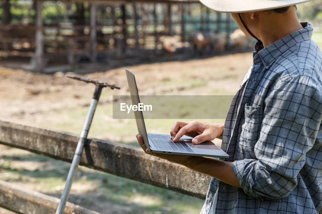 MAN WORKING ON LAPTOP