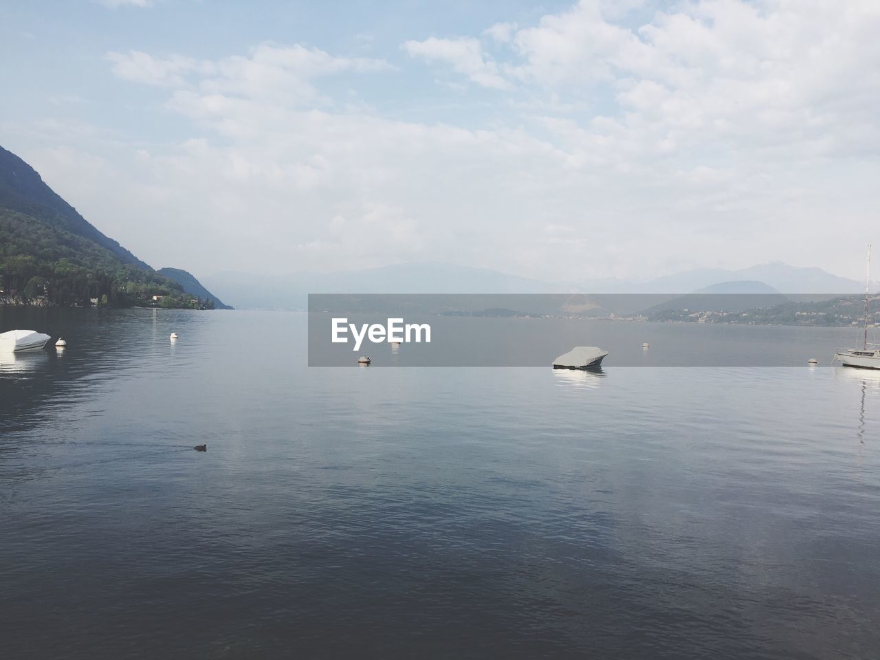 SCENIC VIEW OF SEA BY MOUNTAIN AGAINST SKY