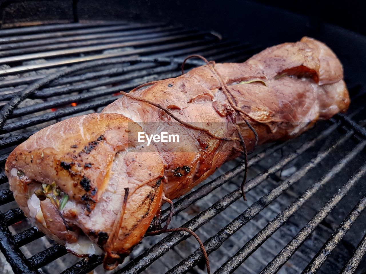 CLOSE-UP OF MEAT ON BARBECUE