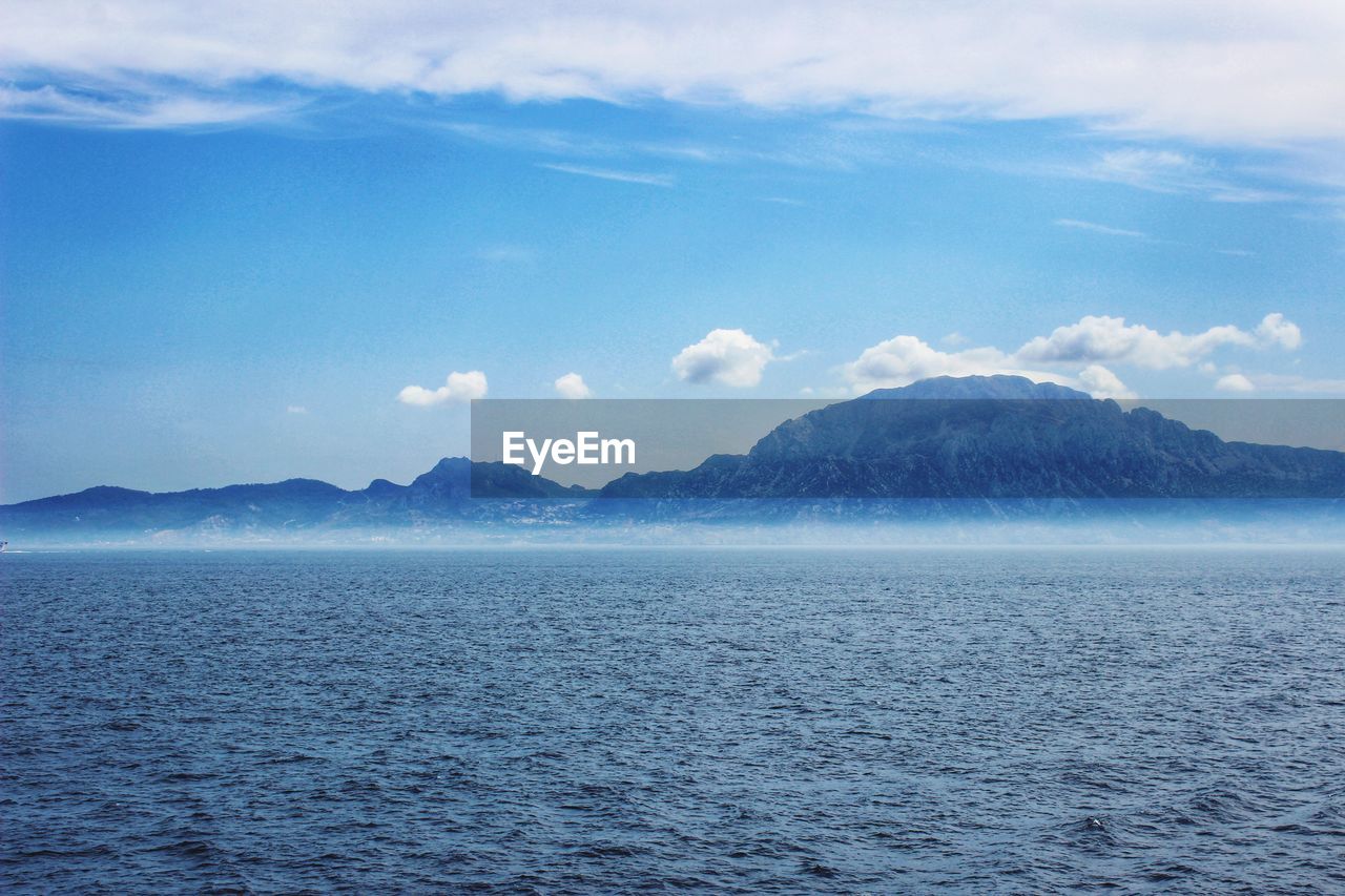 SCENIC VIEW OF SEA AND MOUNTAINS AGAINST SKY