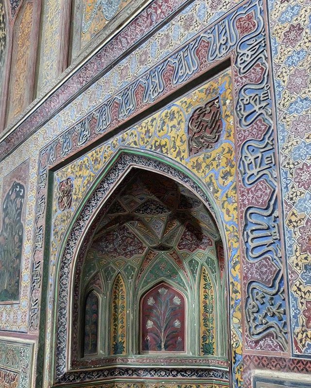 LOW ANGLE VIEW OF ORNATE BUILDING