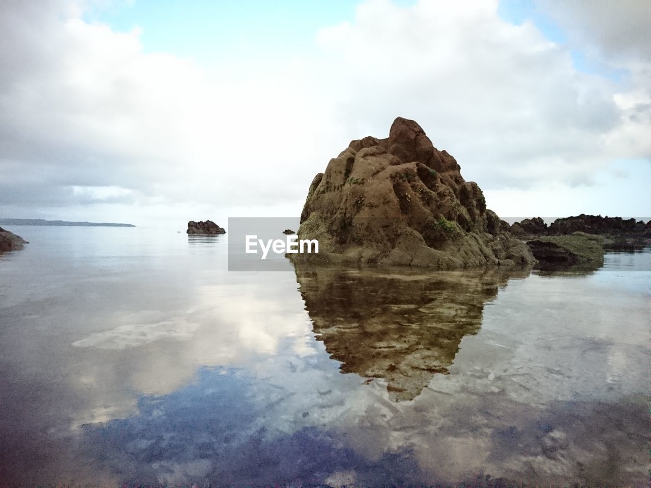 SCENIC VIEW OF SEA BY ROCK AGAINST SKY