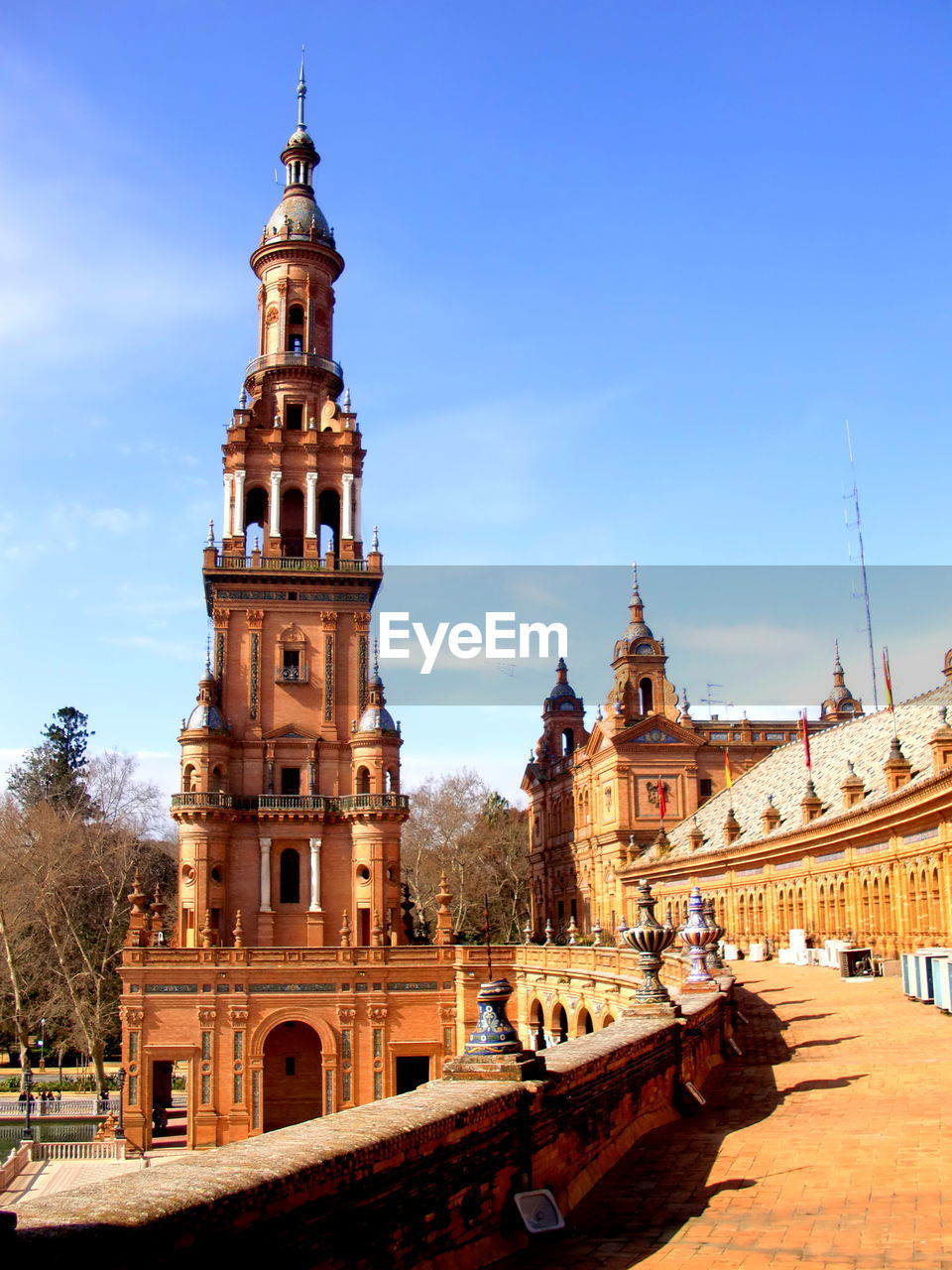 HISTORIC BUILDING AGAINST SKY IN CITY