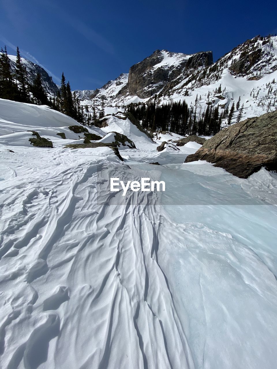 SNOWCAPPED MOUNTAINS AGAINST SKY