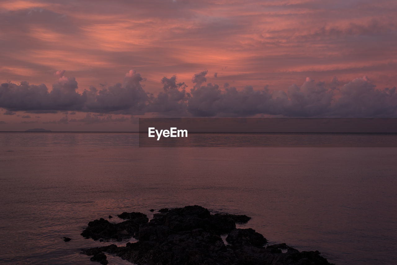 SCENIC VIEW OF SEA AGAINST SKY AT SUNSET
