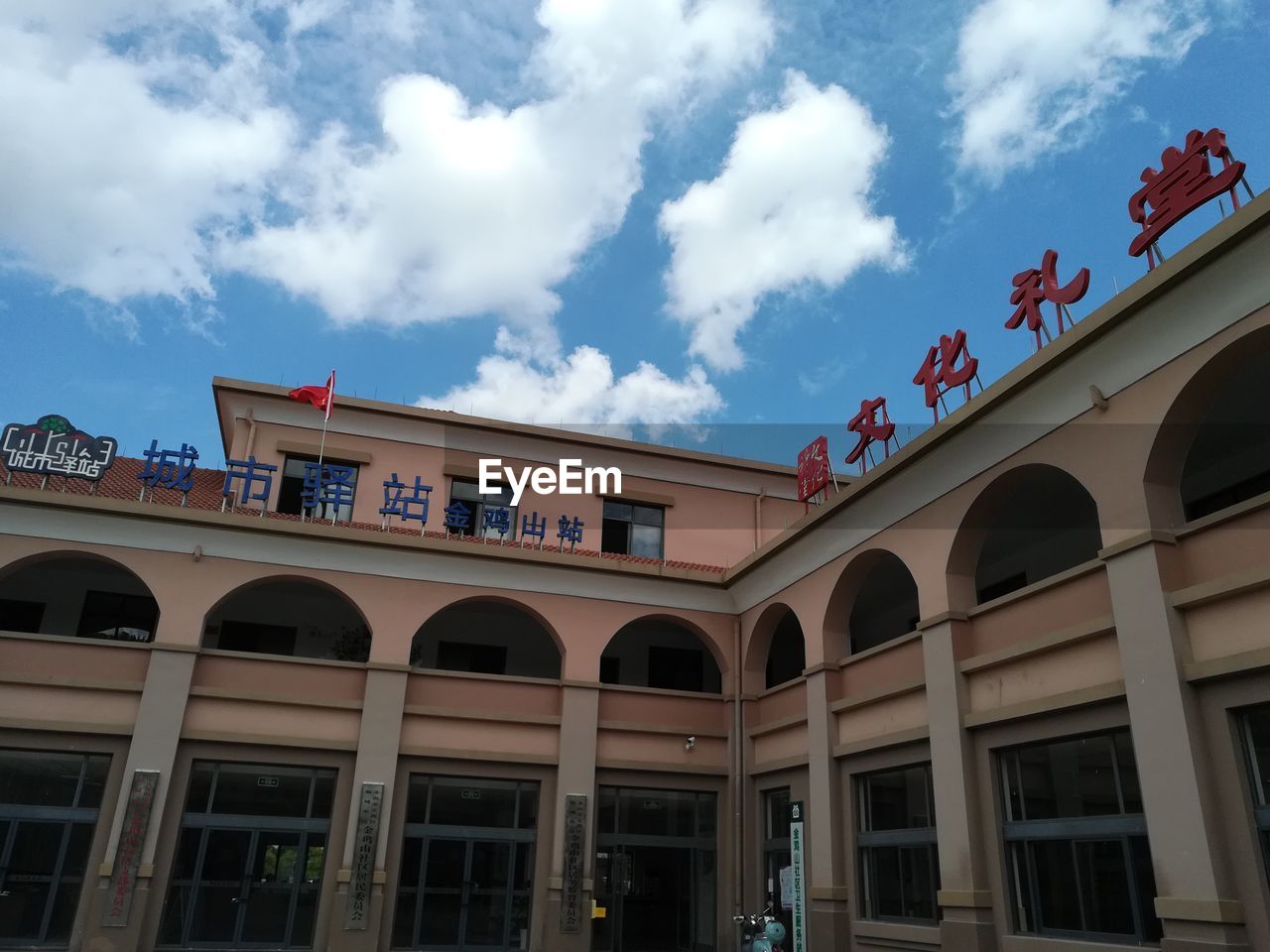 LOW ANGLE VIEW OF HISTORICAL BUILDING AGAINST SKY