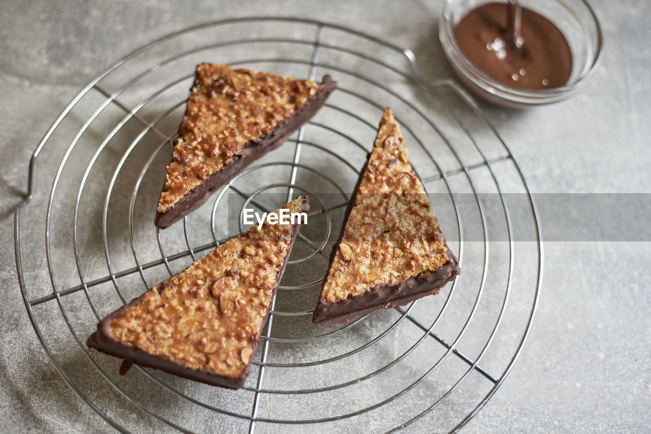 HIGH ANGLE VIEW OF DESSERT IN PLATE