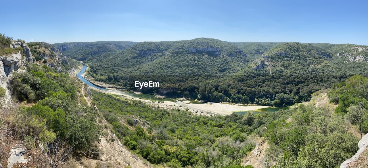 HIGH ANGLE VIEW OF LAND AND MOUNTAINS AGAINST SKY