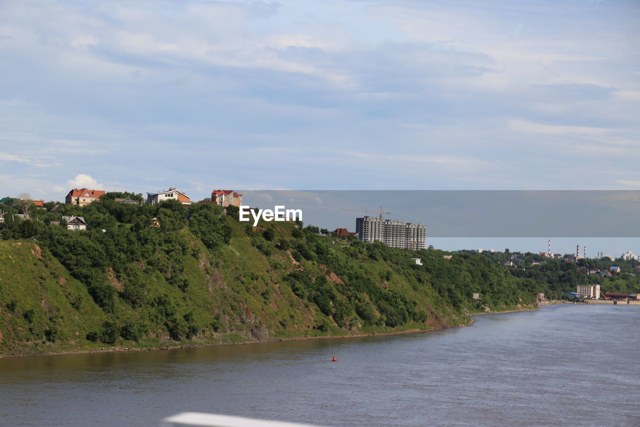 PANORAMIC VIEW OF RIVER AMIDST BUILDINGS AGAINST SKY