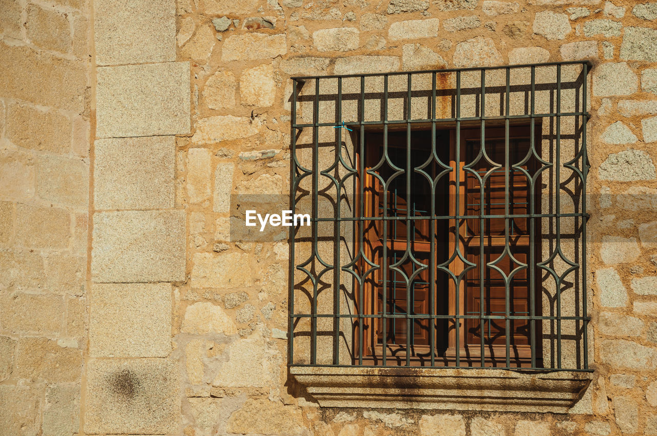 LOW ANGLE VIEW OF WINDOW ON BUILDING