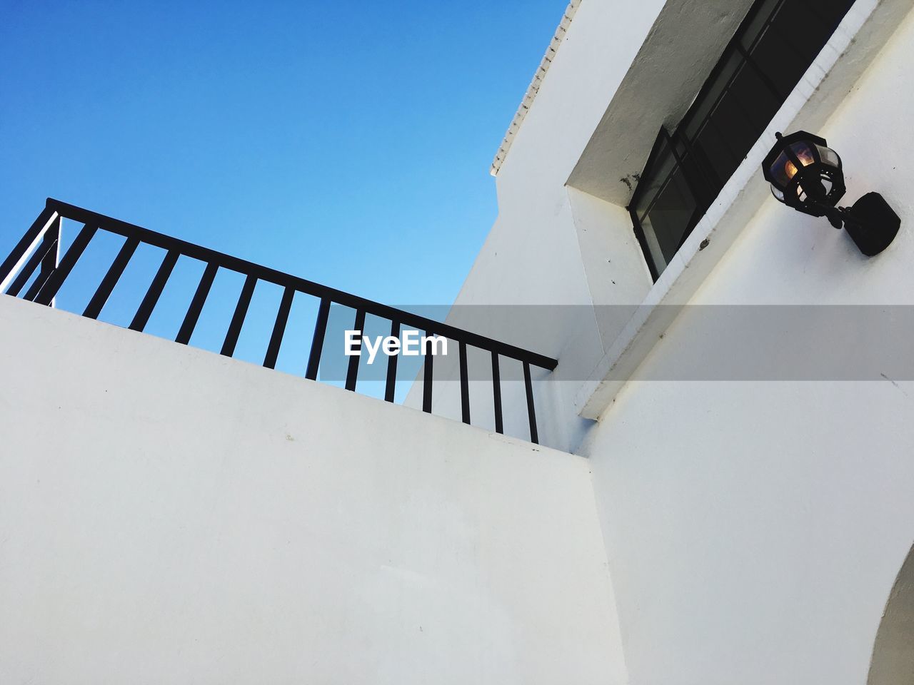 LOW ANGLE VIEW OF BUILDING AGAINST CLEAR BLUE SKY