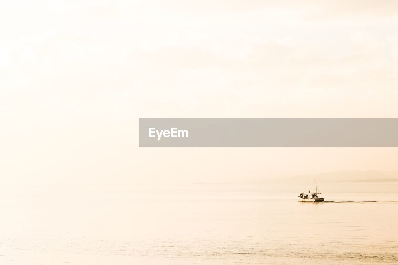 SAILBOAT SAILING ON SEA AGAINST SKY