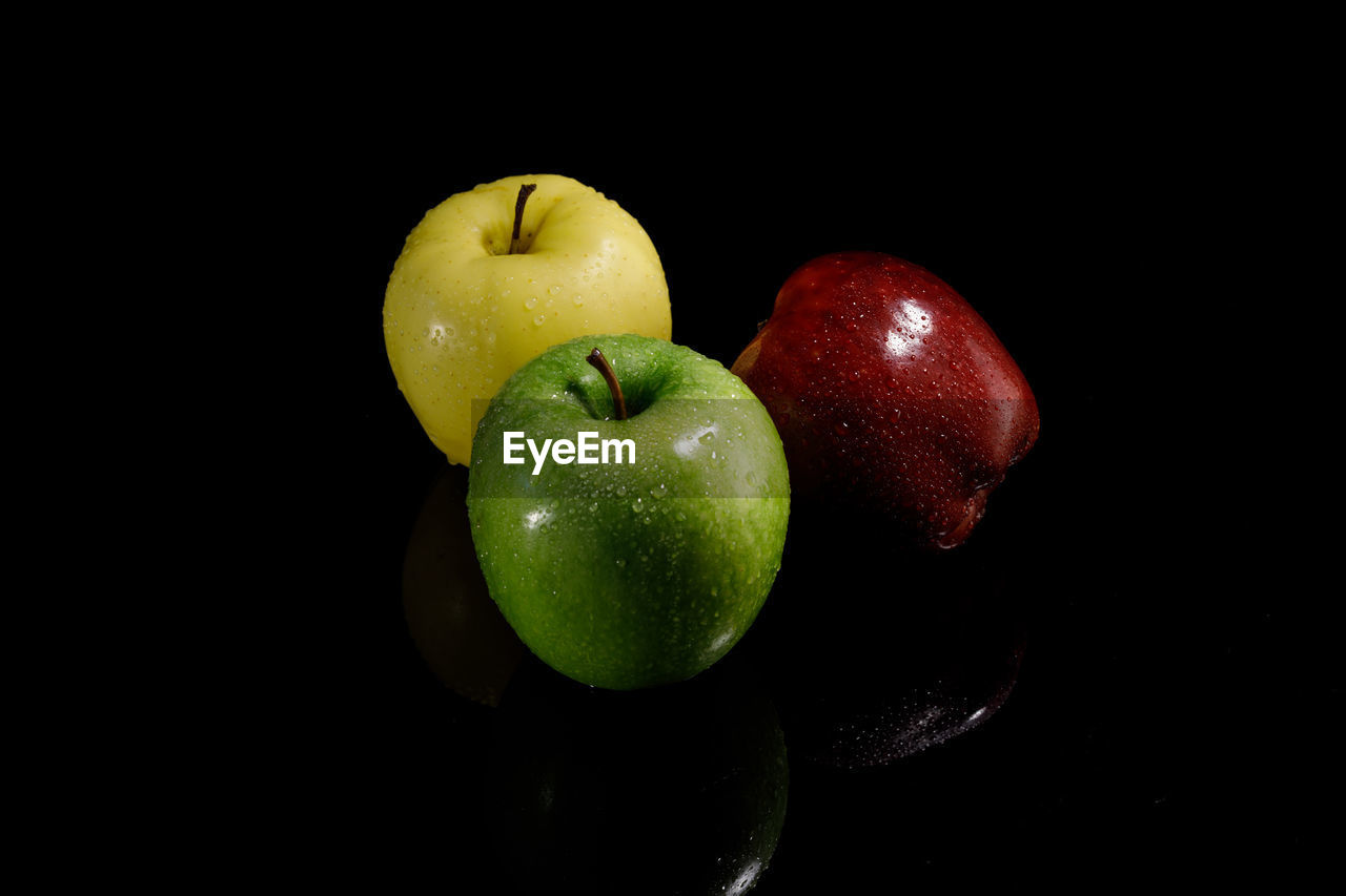 CLOSE-UP OF APPLES IN BOWL