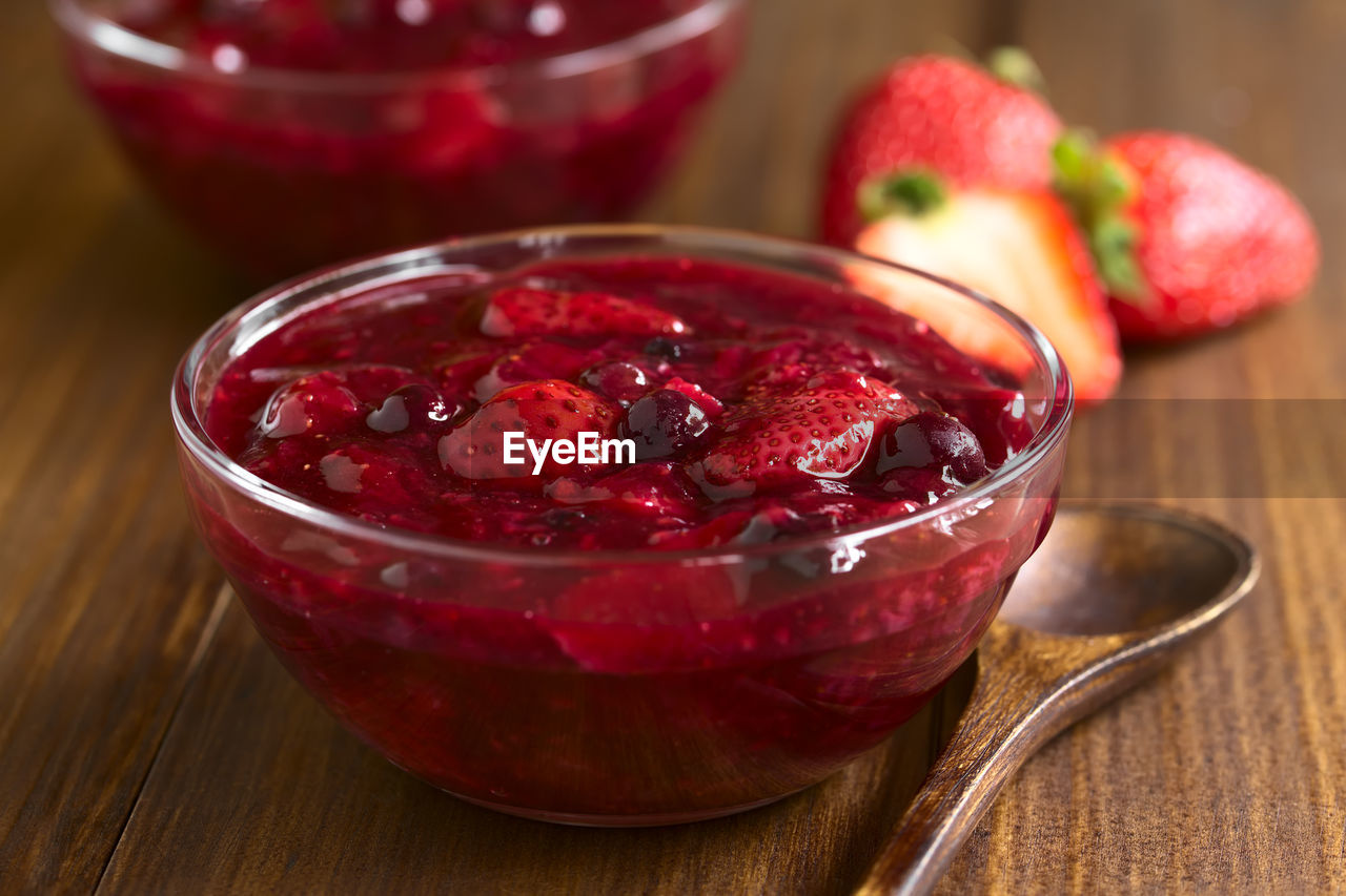 CLOSE-UP OF STRAWBERRIES IN BOWL