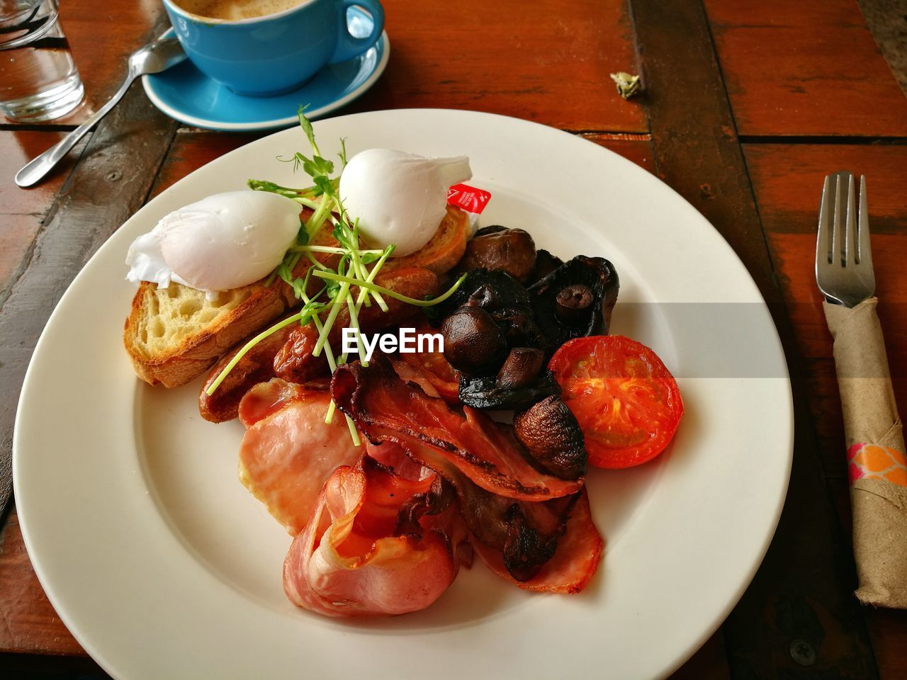 CLOSE-UP OF MEAT AND VEGETABLES ON PLATE