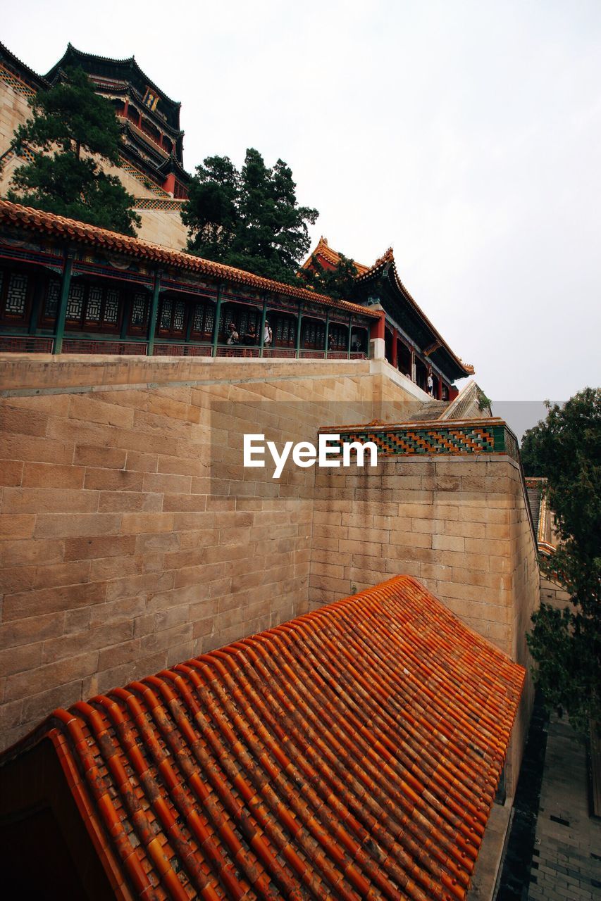 VIEW OF BUILT STRUCTURE AGAINST SKY