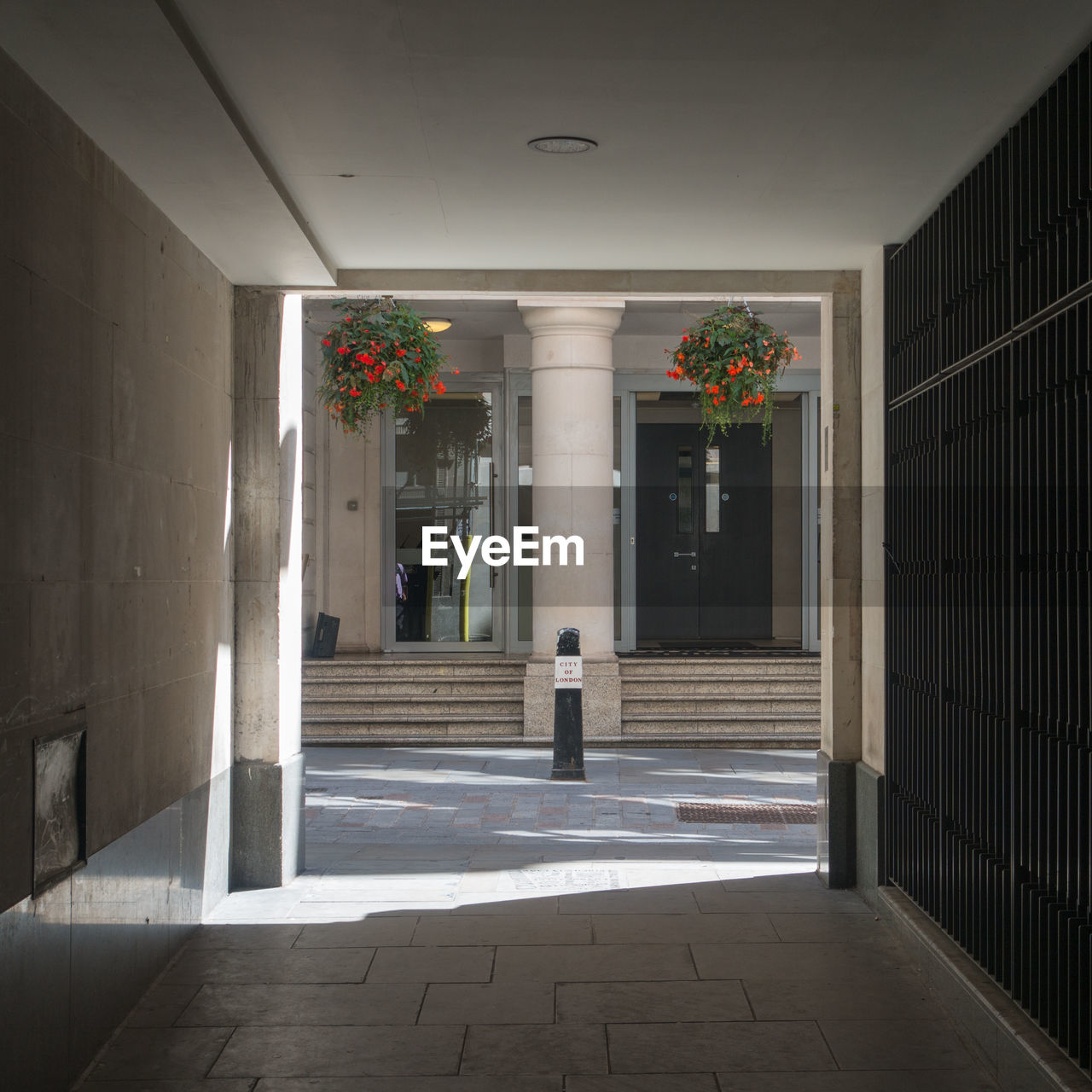 Passageway in the city of london leading to the entrance of a building