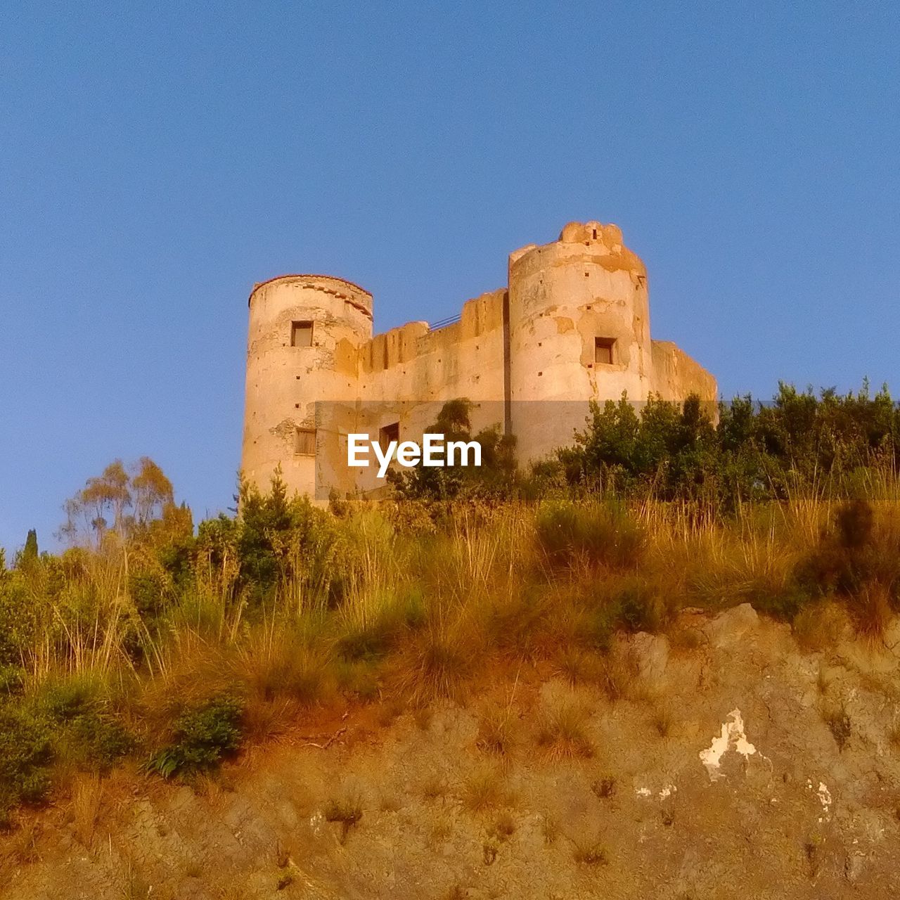 LOW ANGLE VIEW OF CASTLE AGAINST CLEAR SKY