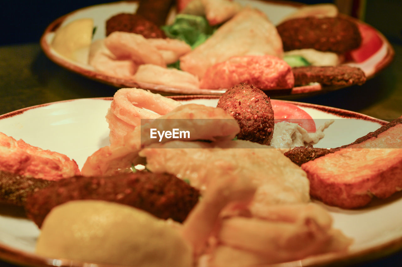 CLOSE-UP OF MEAT AND VEGETABLES IN PLATE