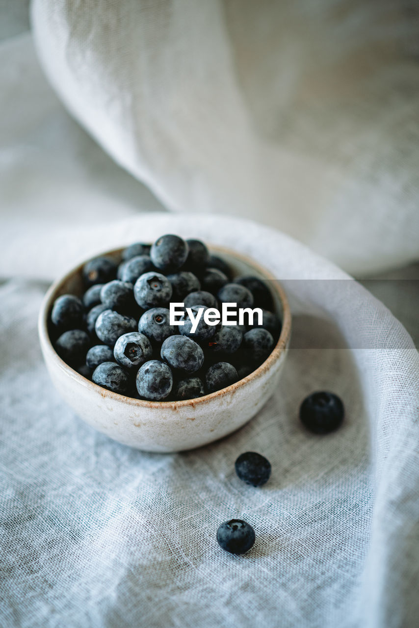 HIGH ANGLE VIEW OF FRUITS IN BOWL