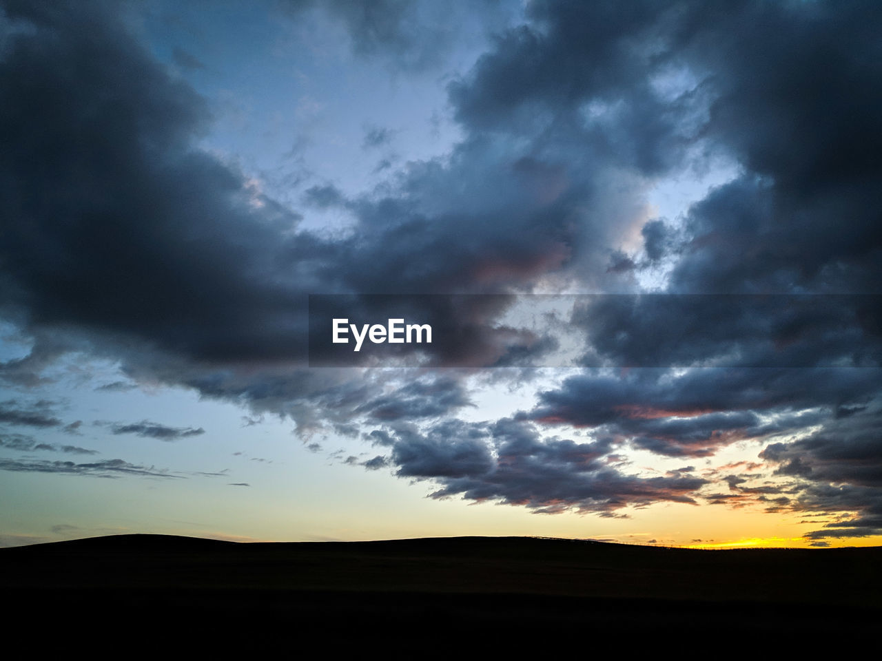 SCENIC VIEW OF DRAMATIC SKY OVER SILHOUETTE LAND